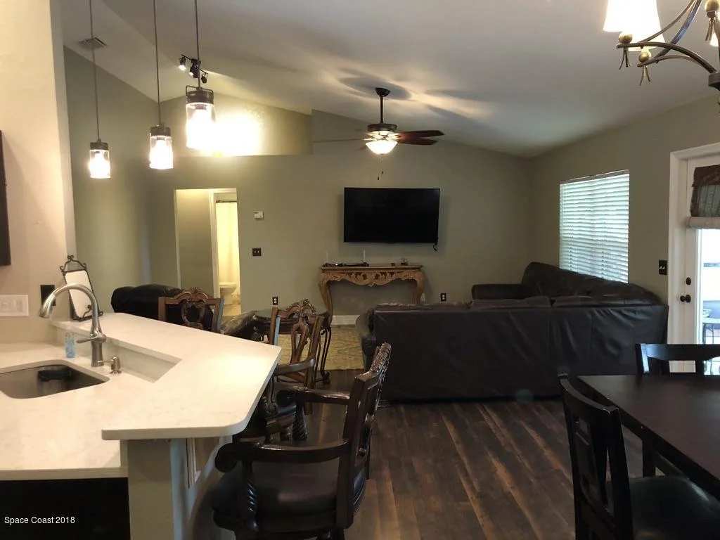 Photo of 941 Hollister Drive