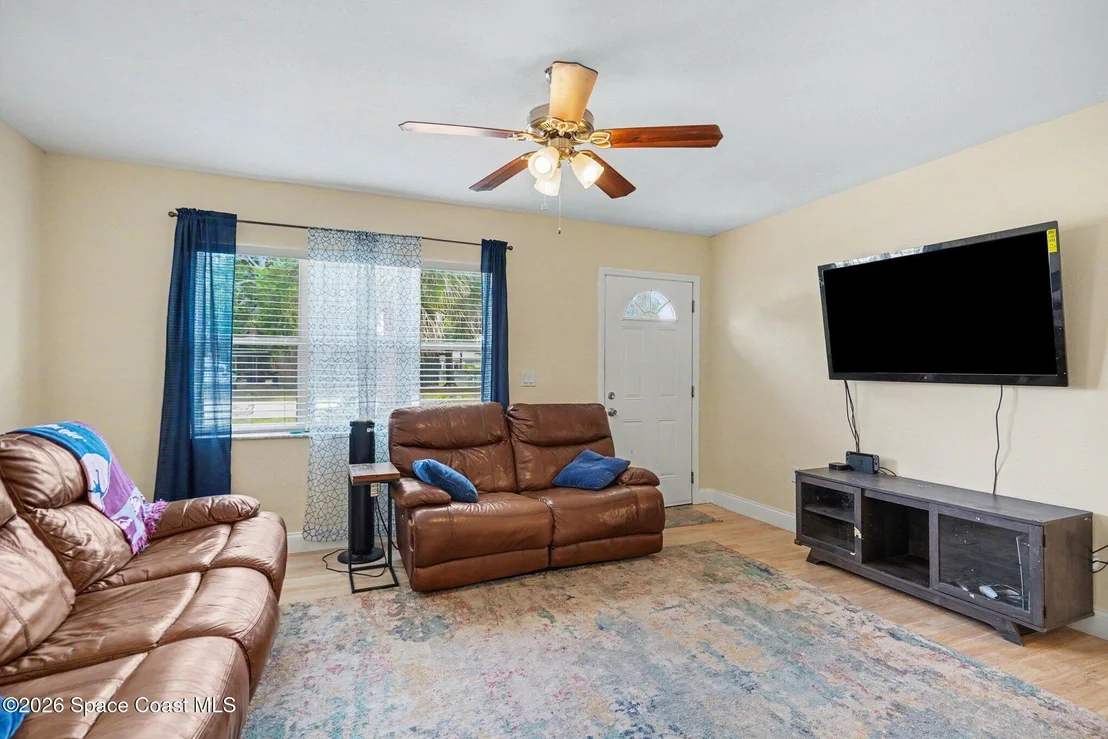 Photo of 2556 1st Avenue NE