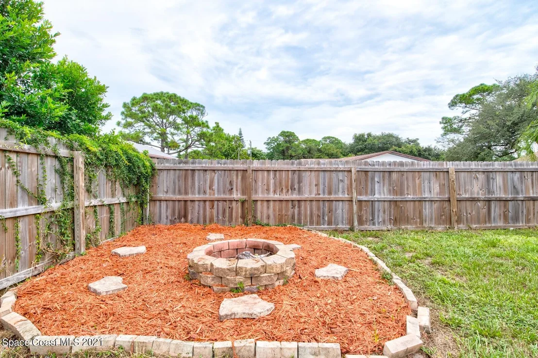 Photo of 6039 Apple Avenue