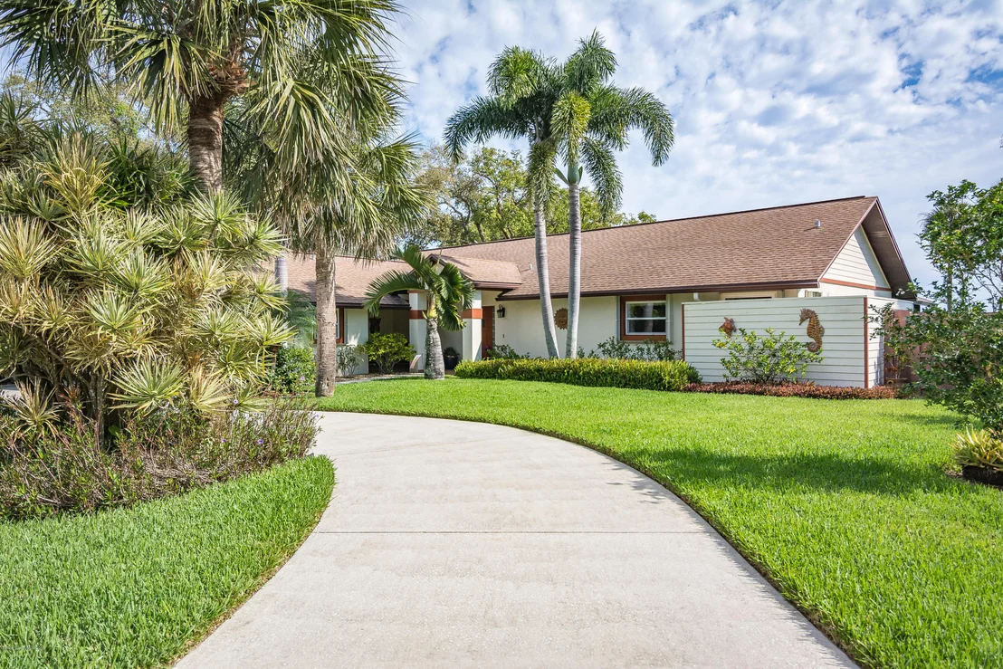 Photo of 3877 Riverside Drive