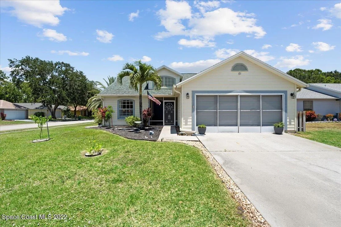 Photo of 100 Oak Lake Road