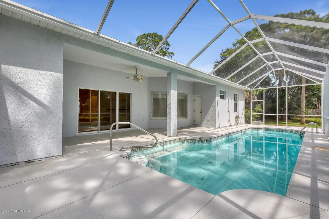 Photo of 975 Pineland Drive