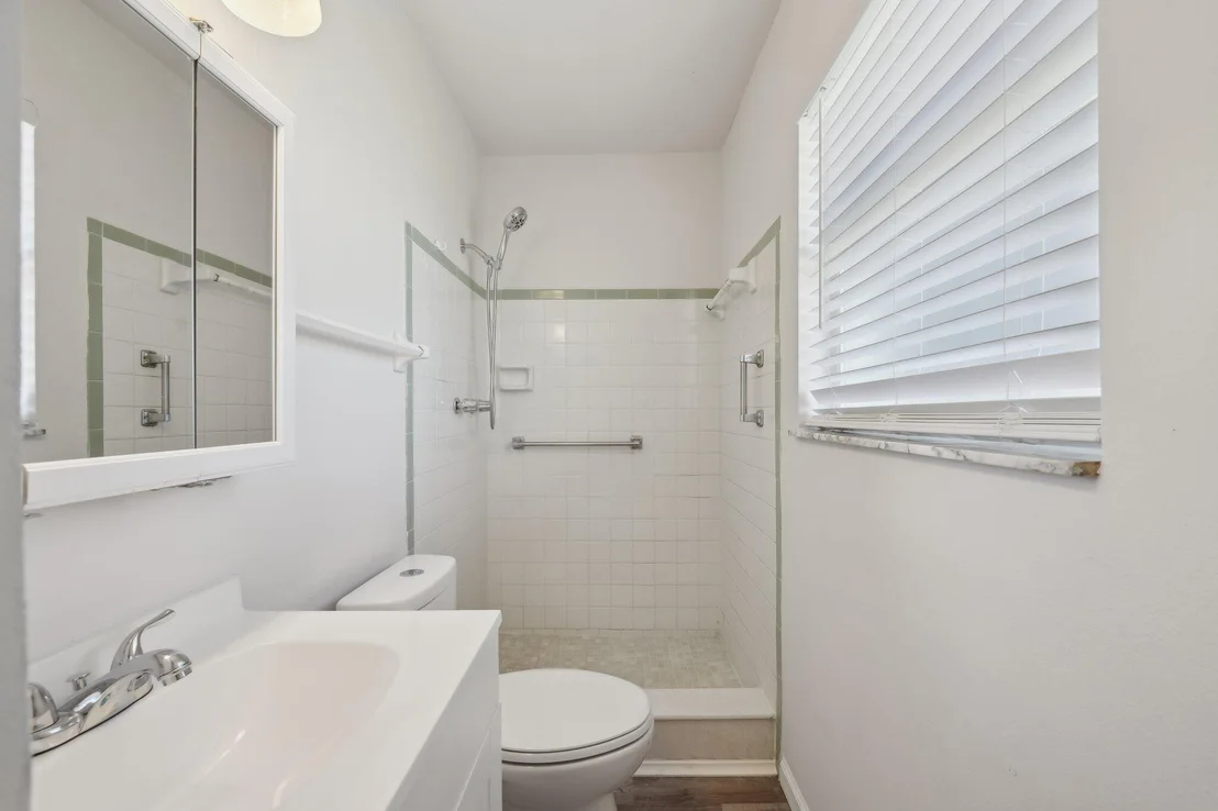 Photo of 3282 Abbott Avenue NE