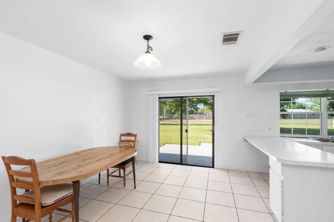 Photo of 859 Riviera Drive NE
