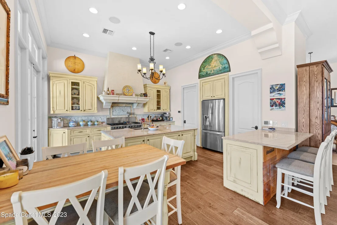 Photo of 2142 N Riverside Drive