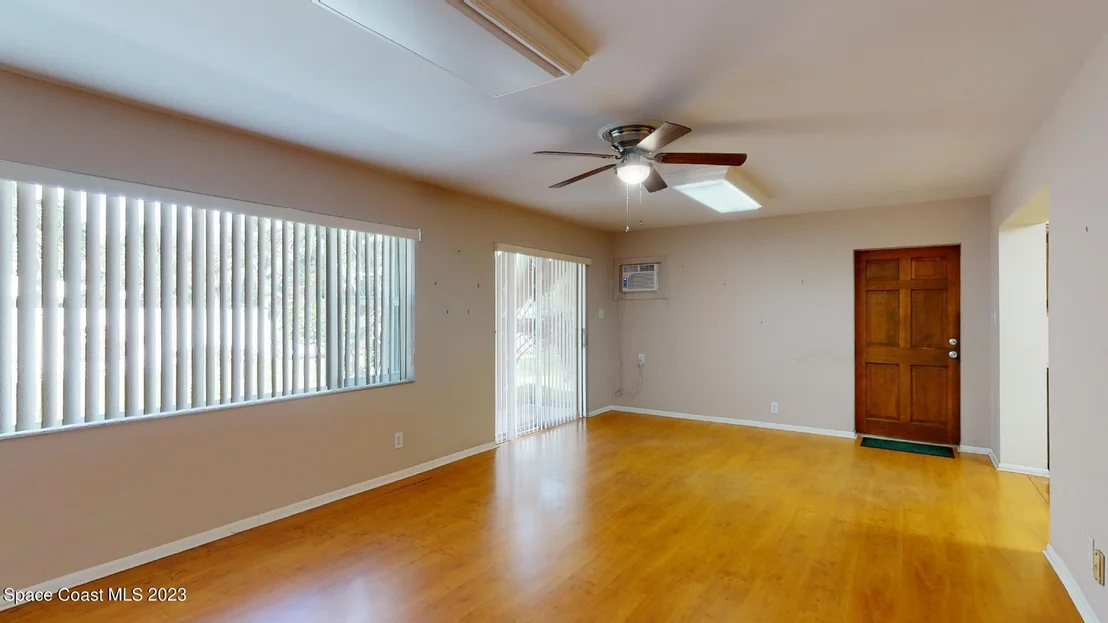Photo of 204 S Riverside Drive