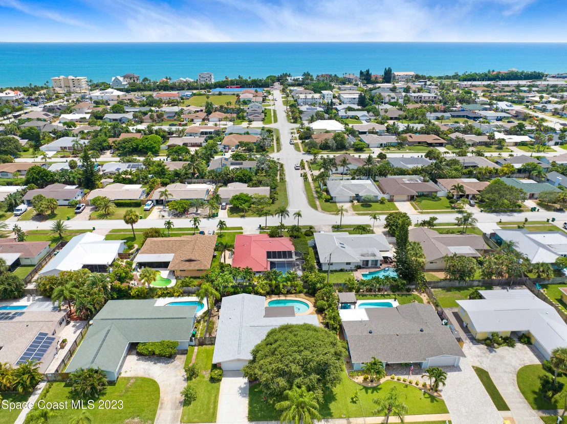 Photo of 621 N Robert Way