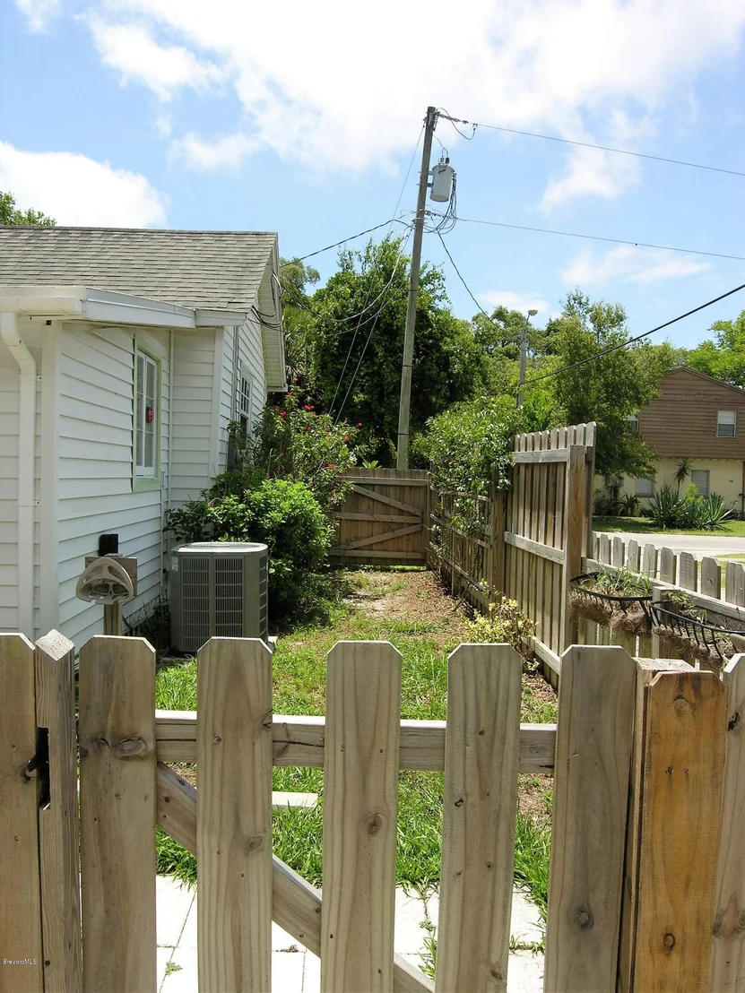 Photo of 736 Aurora Road