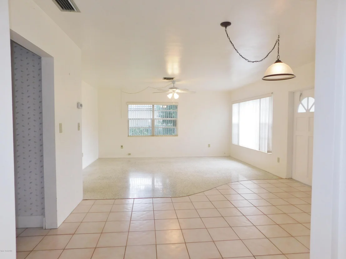 Photo of 689 Laurie Street