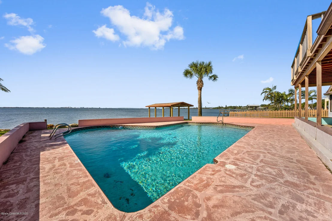 Photo of 447 Riverview Lane