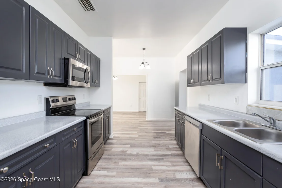 Photo of 1064 Cabot Drive NE
