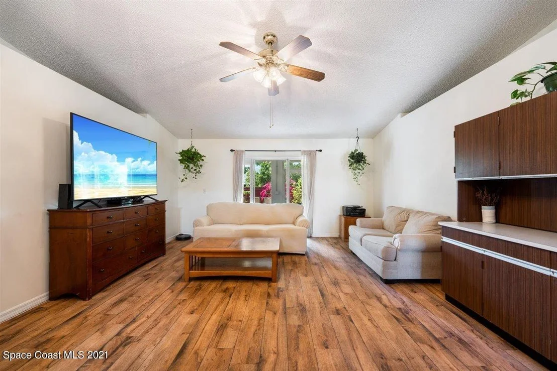 Photo of 1209 White Oak Circle