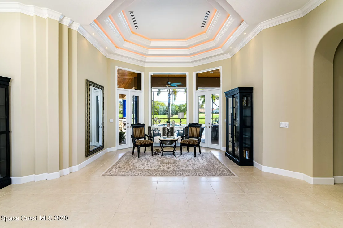 Photo of 975 Chatsworth Drive