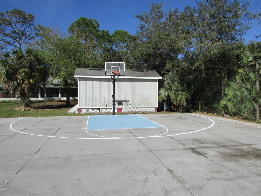 Photo of 385 N Range Road