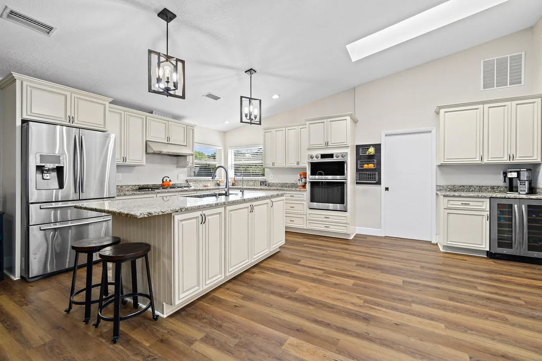Photo of 810 Knecht Road NE