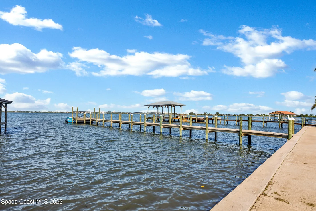 Photo of 804 S Riverside Drive