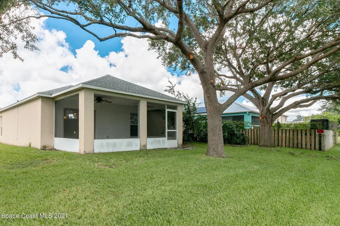 Photo of 1125 White Oak Circle