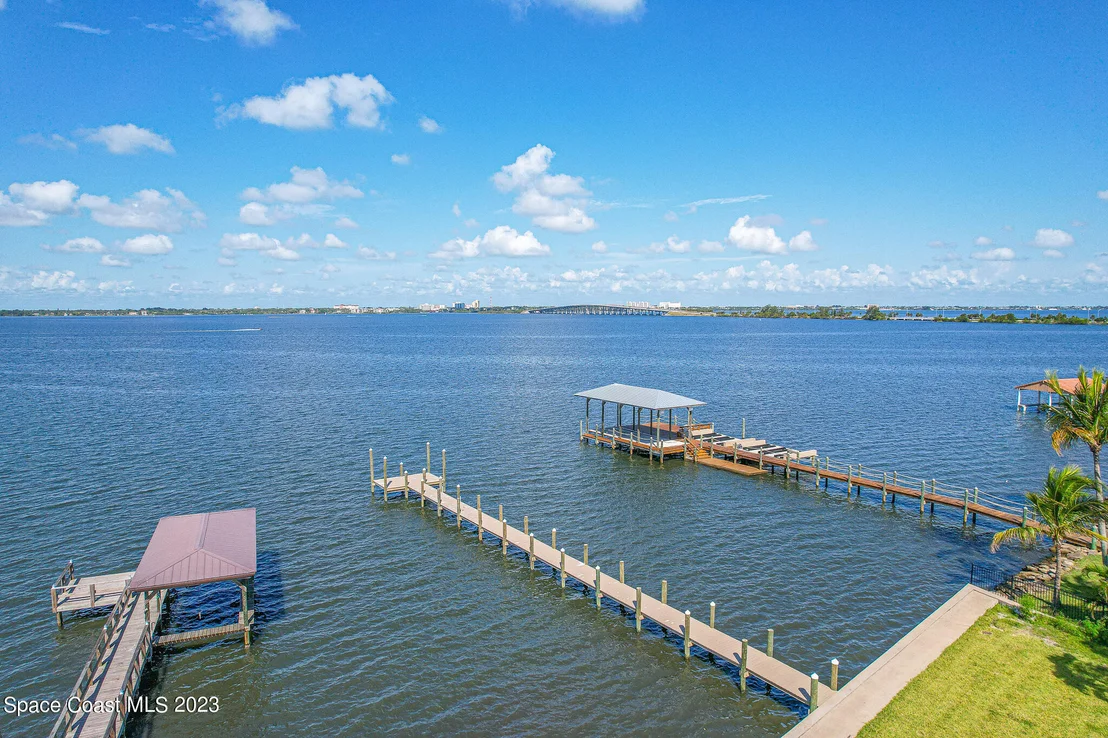 Photo of 804 S Riverside Drive
