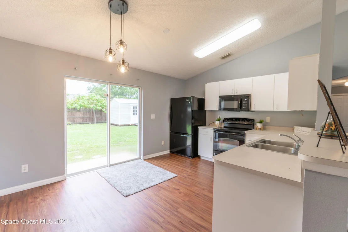 Photo of 950 Eyerly Street