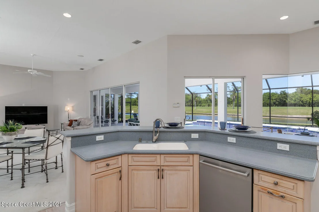 Photo of 955 Chatsworth Drive