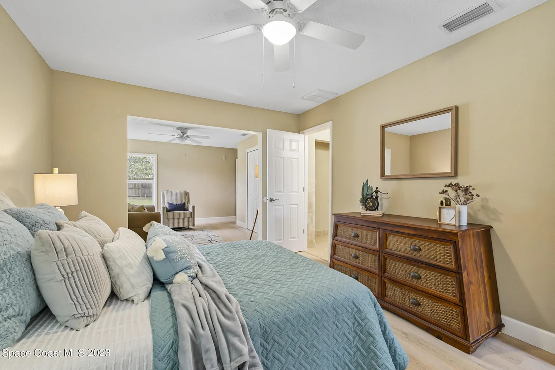 Photo of 1070 Mariposa Drive NE