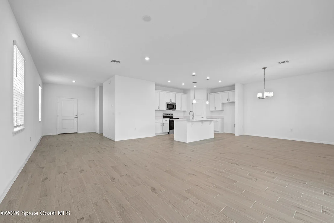 Photo of 926 Castleford Avenue NE