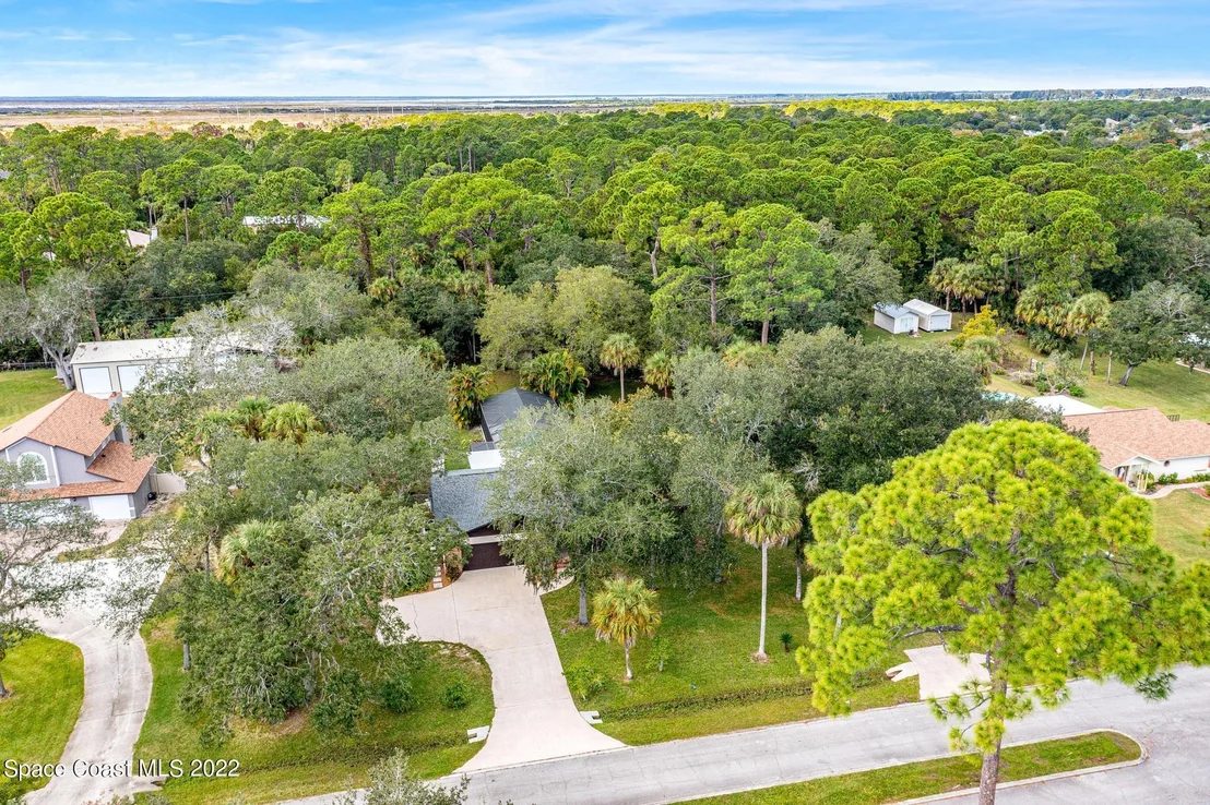 Photo of 1807 Live Oak Drive N