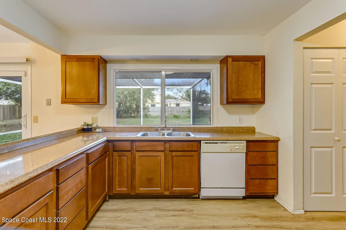 Photo of 1310 Mariposa Drive NE