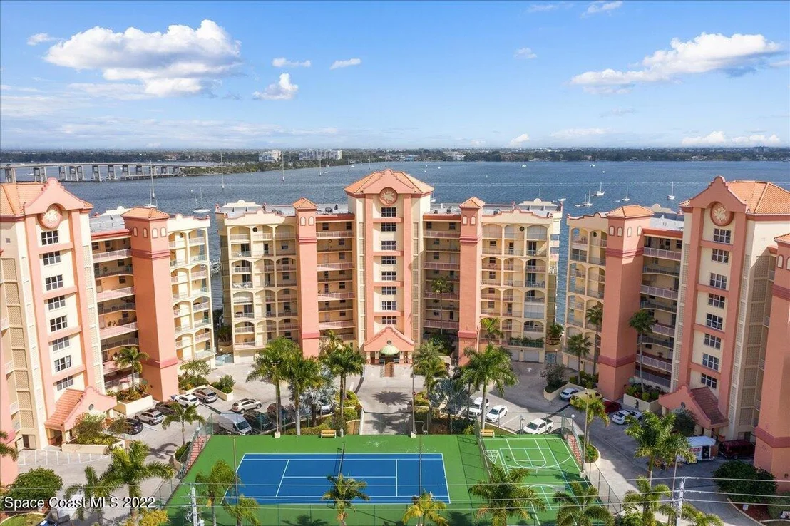 Photo of Unit 705 at 102 Riverside Drive