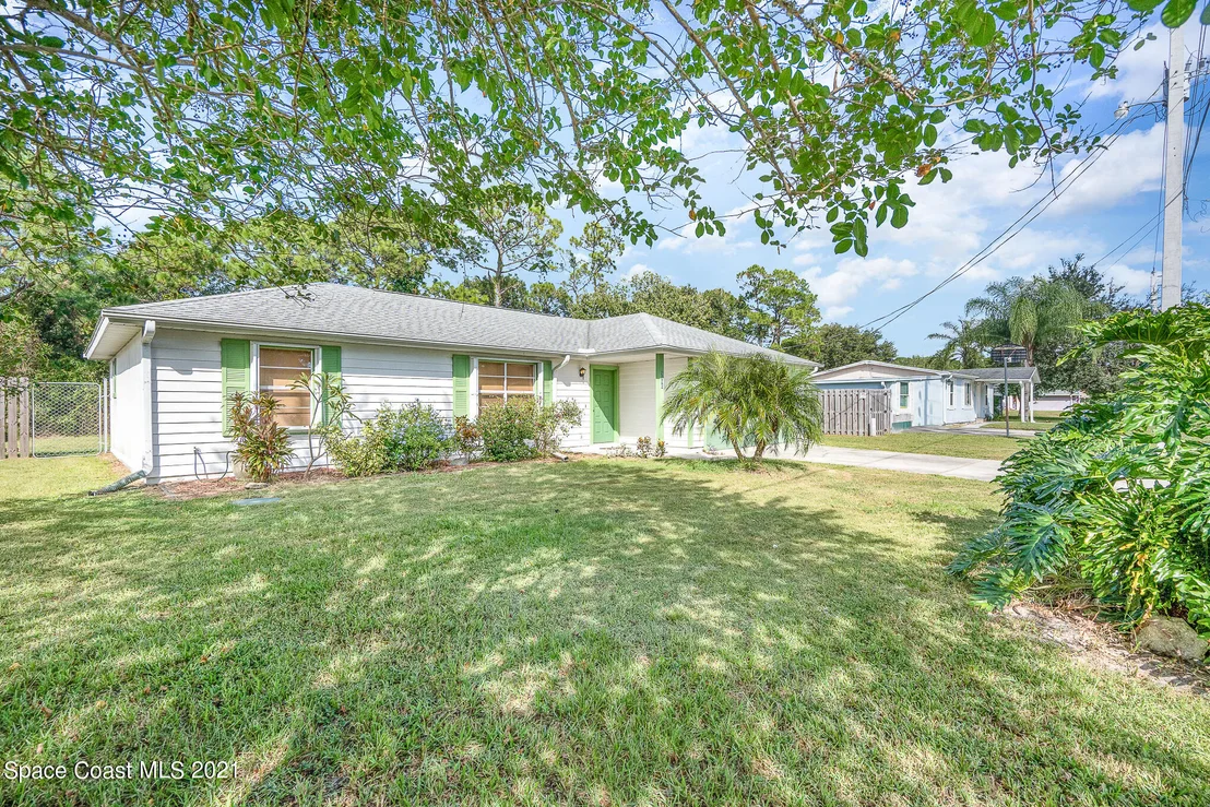 Photo of 5590 Fairbridge Street