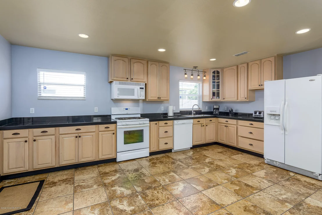 Photo of 932 Kings Post Road