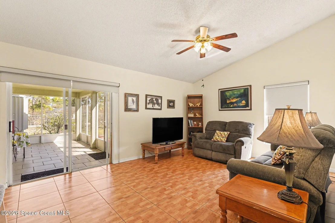 Photo of 938 Commerce Road SE