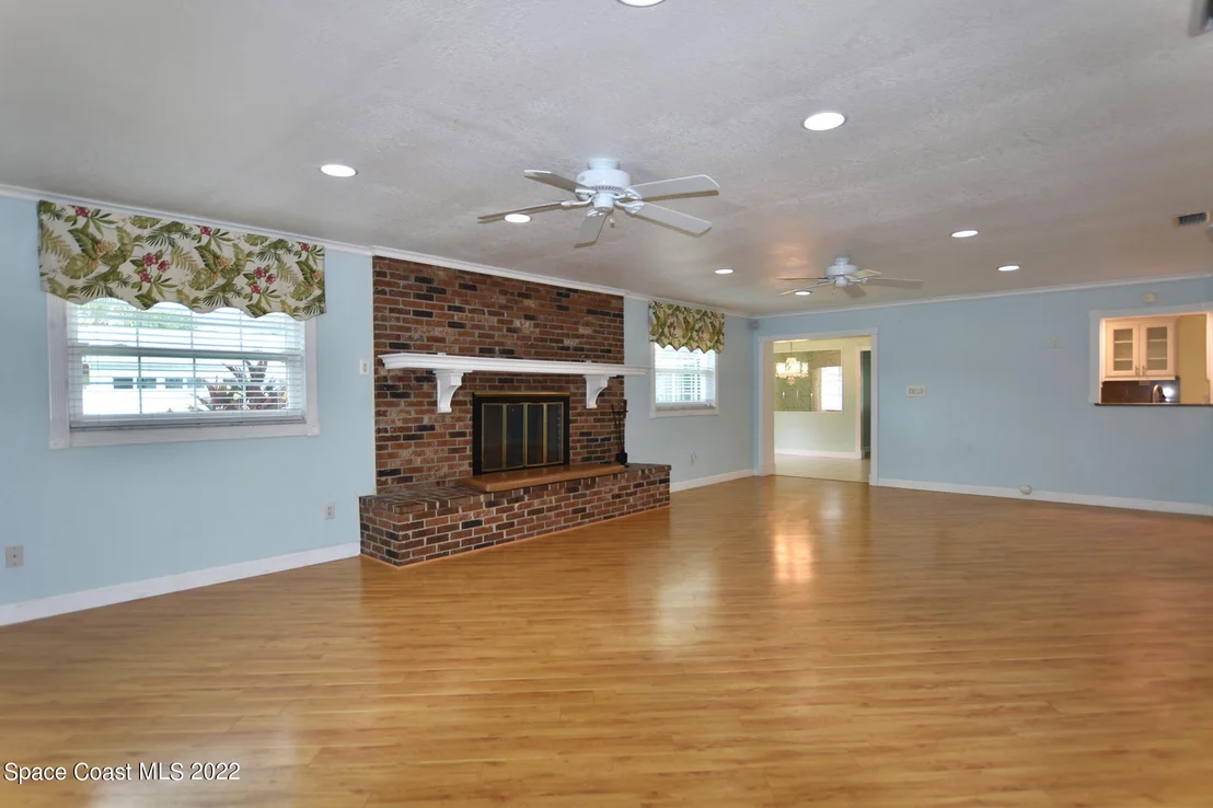 Photo of 977 Kings Post Road