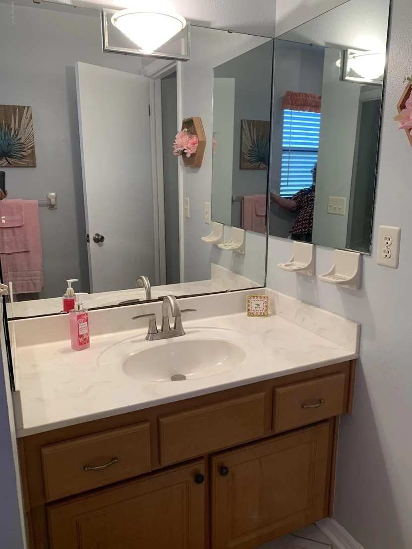 Photo of 5275 Devon Street