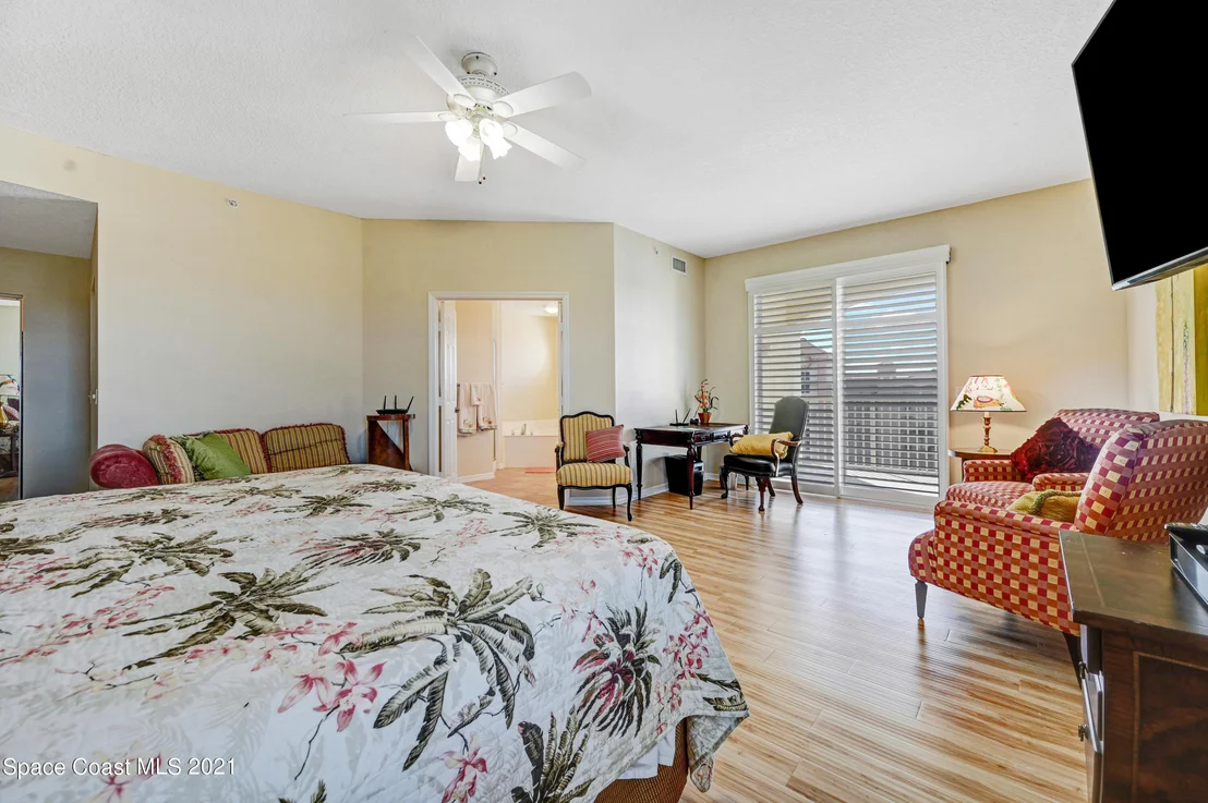 Photo of Unit 901 at 100 Riverside Drive