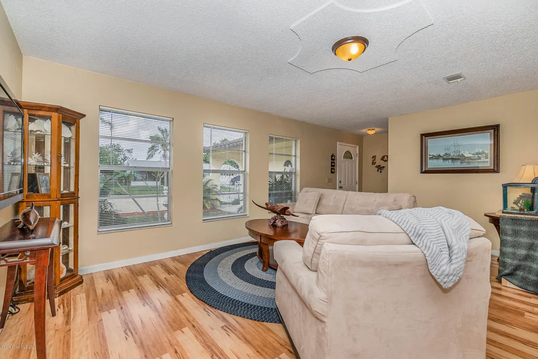 Photo of 2581 Corbusier Drive