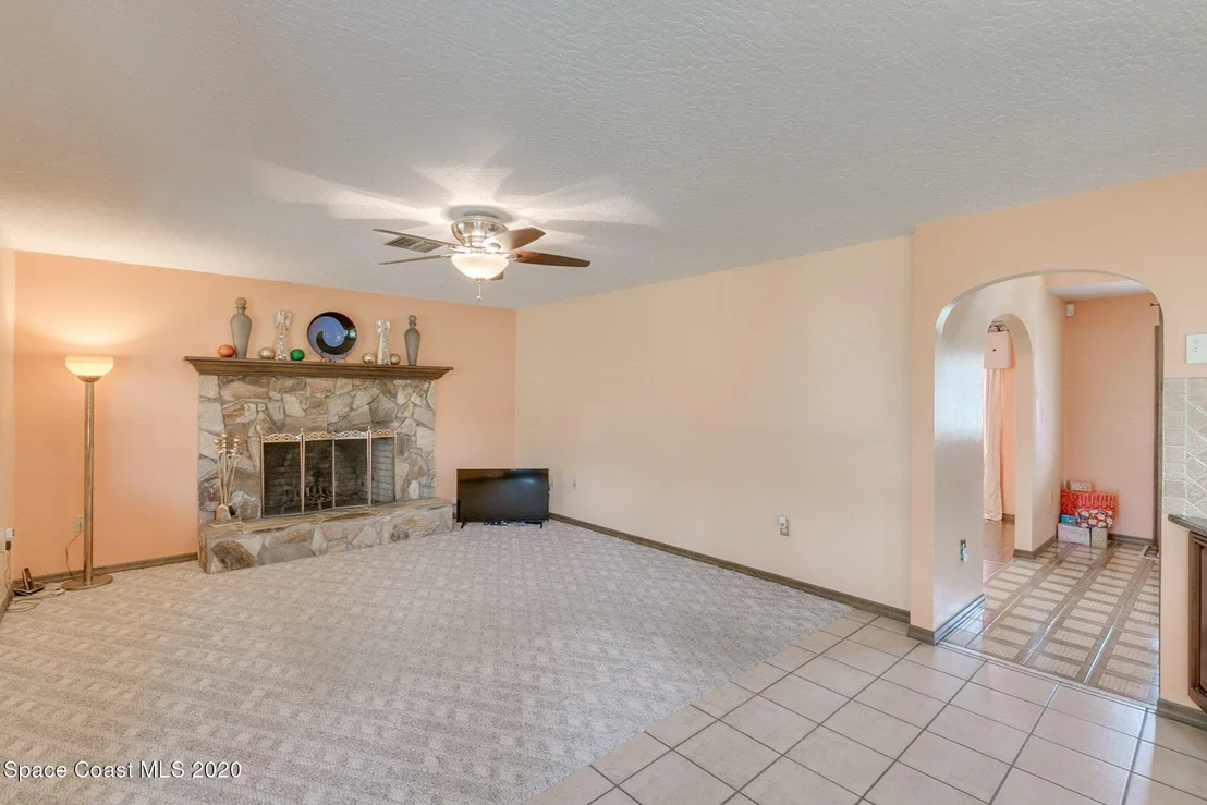 Photo of 1825 S OAK Drive S