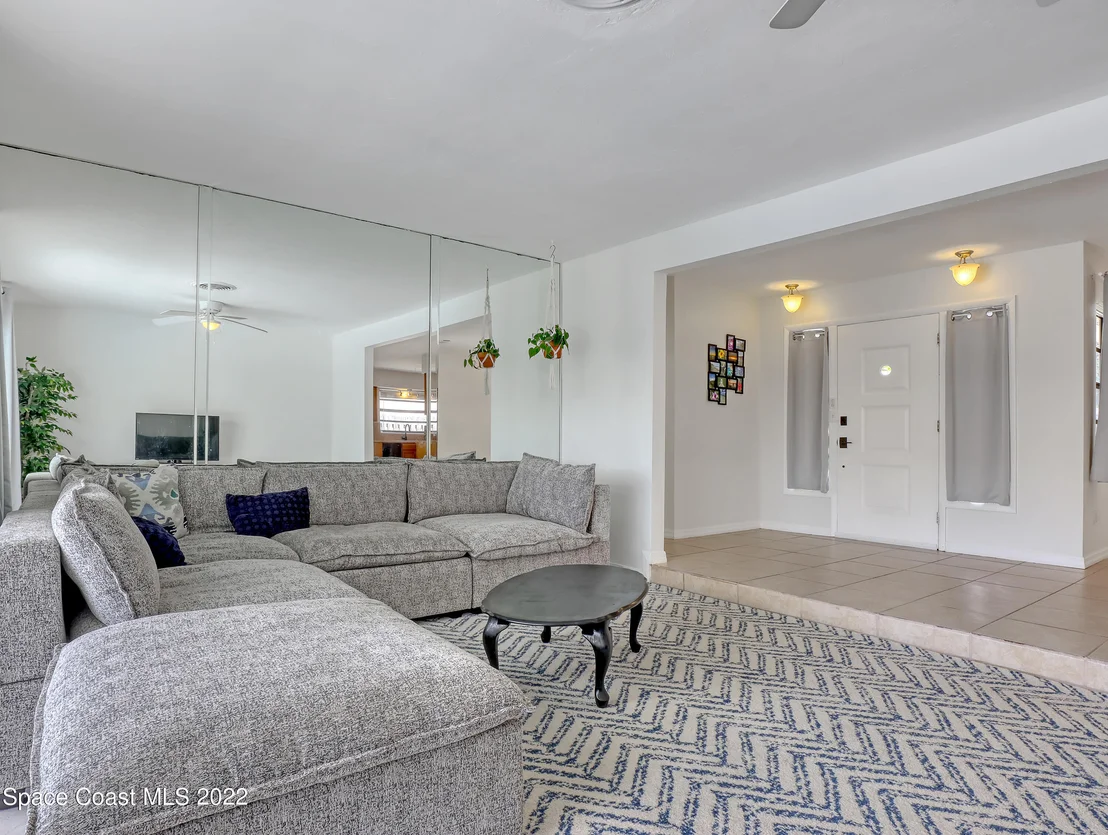 Photo of 619 N Robert Way