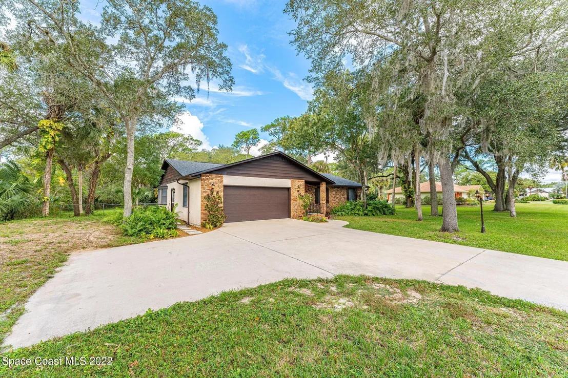 Photo of 1807 Live Oak Drive N