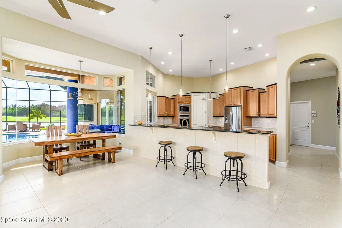Photo of 975 Chatsworth Drive
