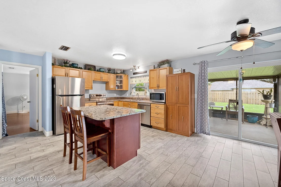 Photo of 990 Emerald Road SE