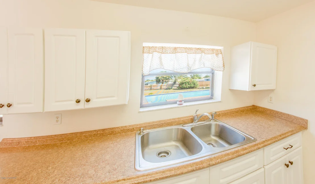 Photo of 1073 Cabot Drive NE