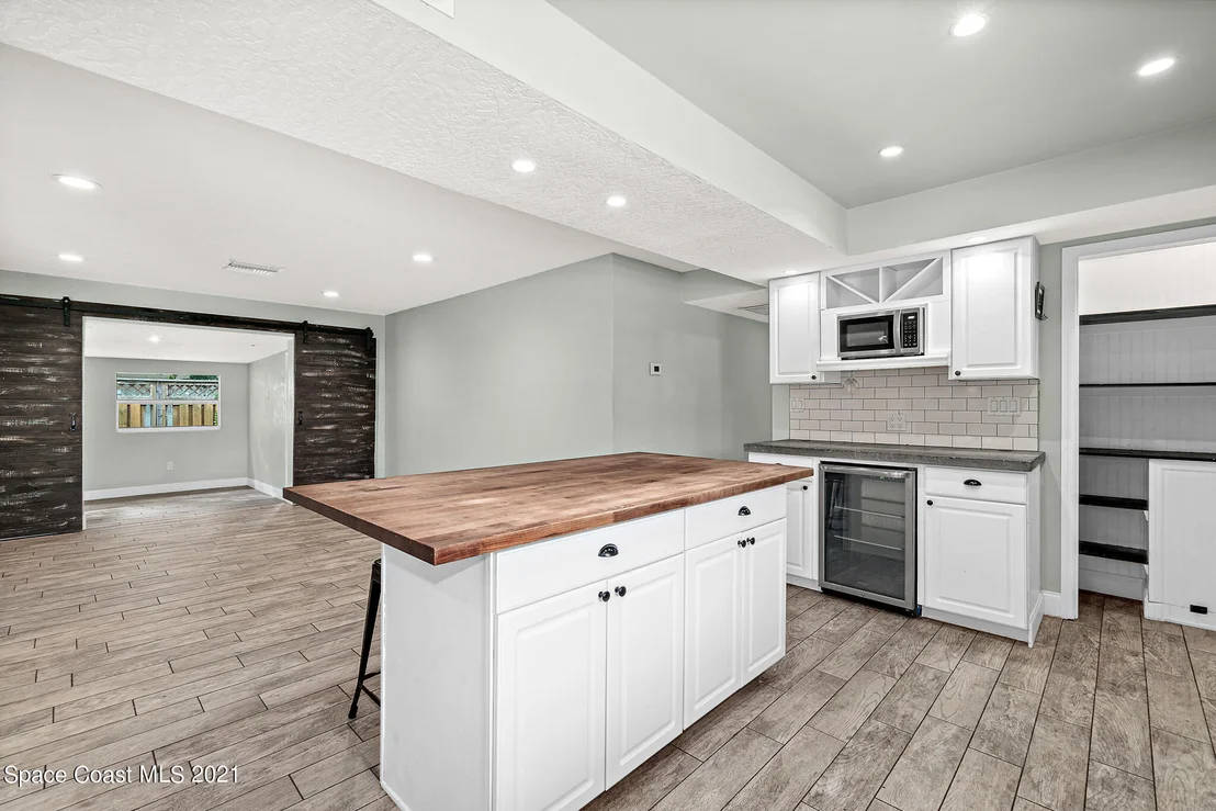 Photo of 555 Bahama Drive