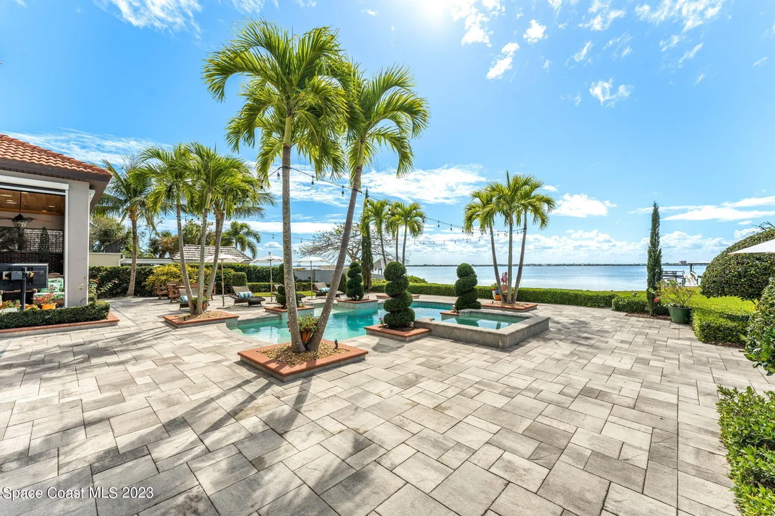 Photo of 3000 N Riverside Drive