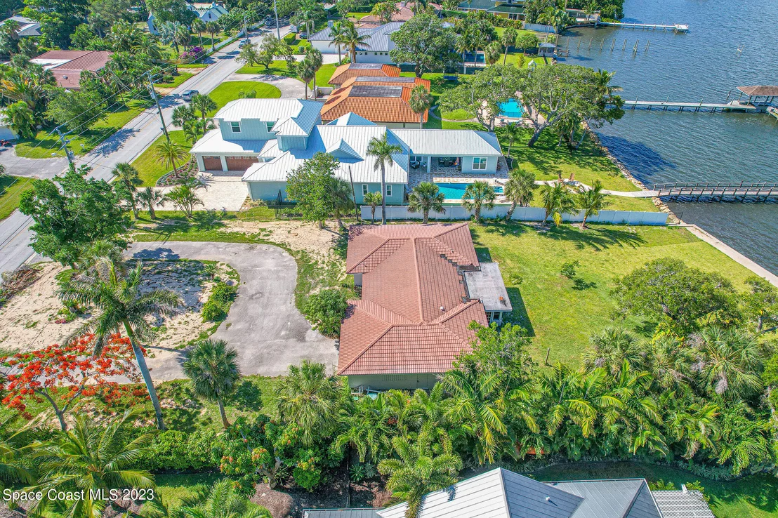 Photo of 804 S Riverside Drive
