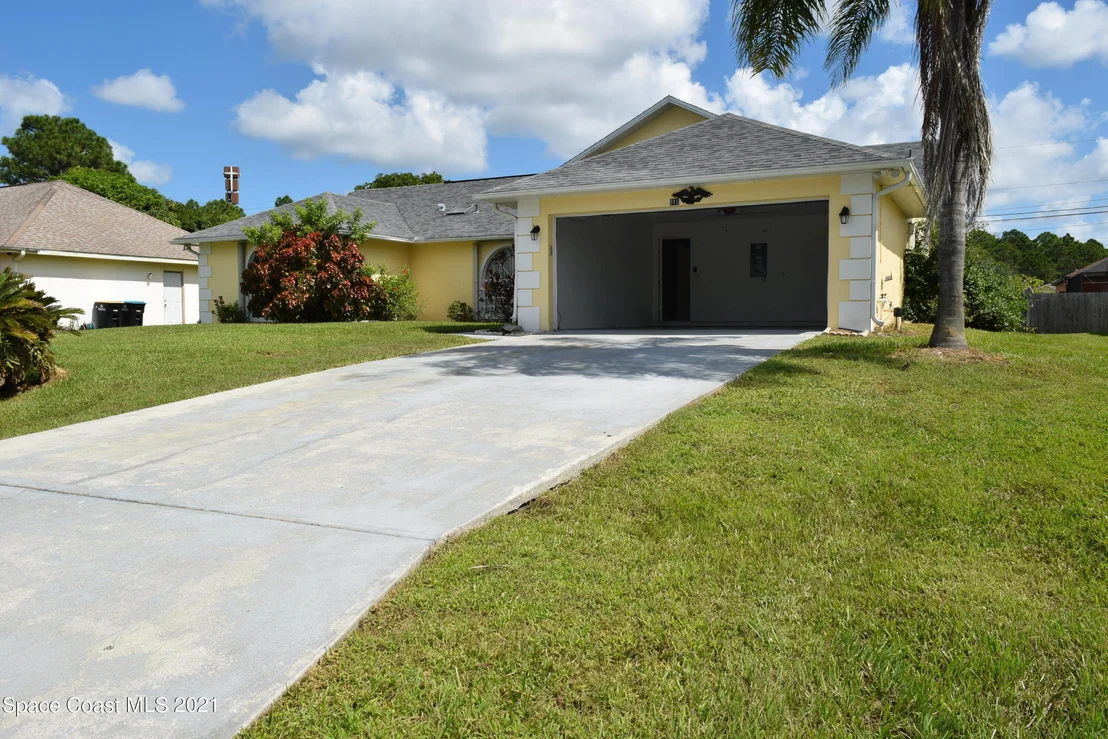 Photo of 816 Seven Gables Circle SE