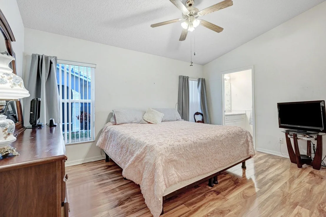 Photo of 1180 Goldenrod Circle NE