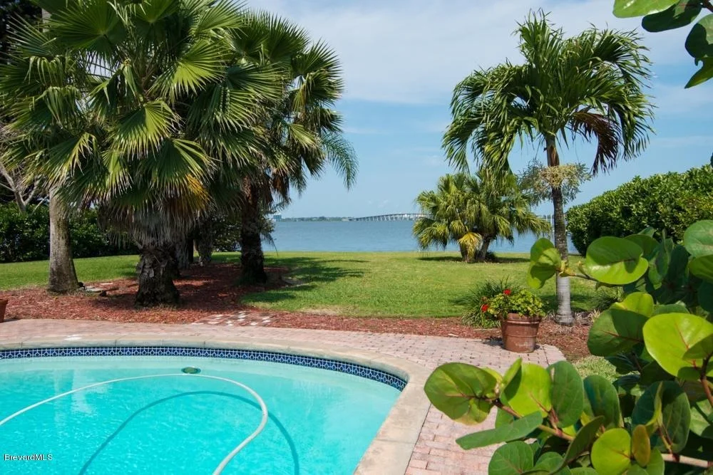 Photo of 1204 S Riverside Drive