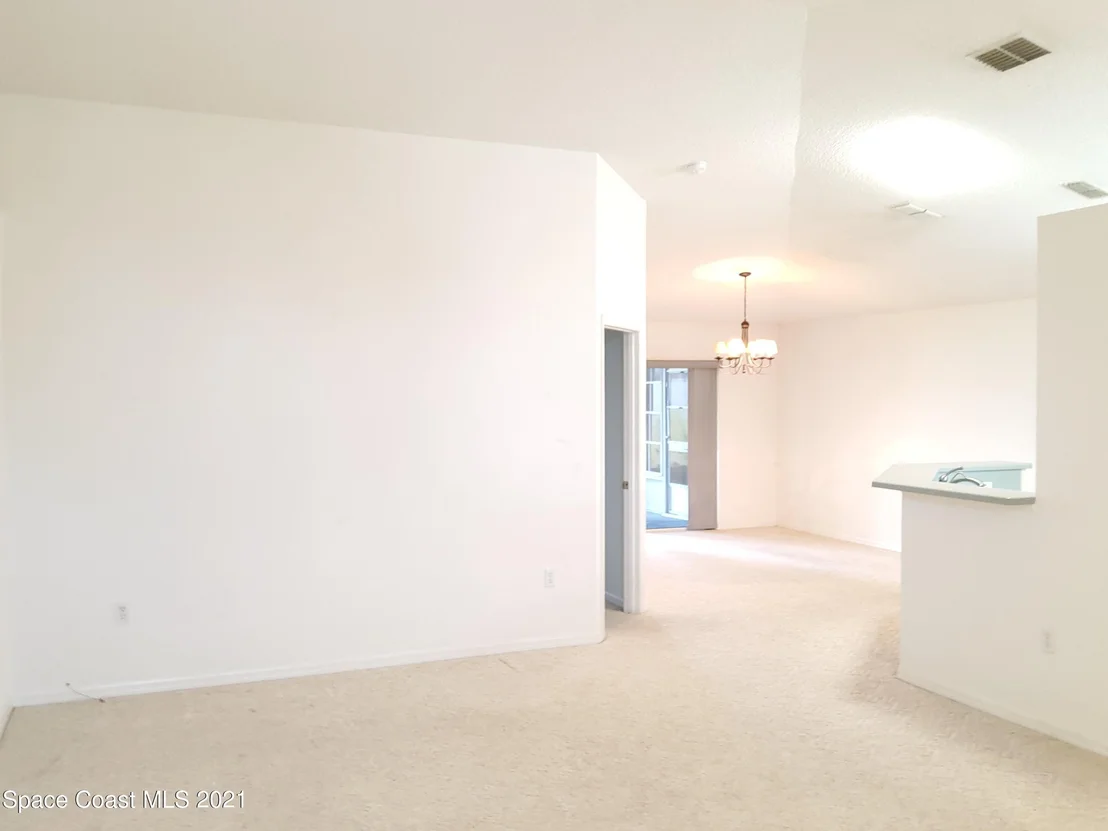 Photo of 1283 White Oak Circle