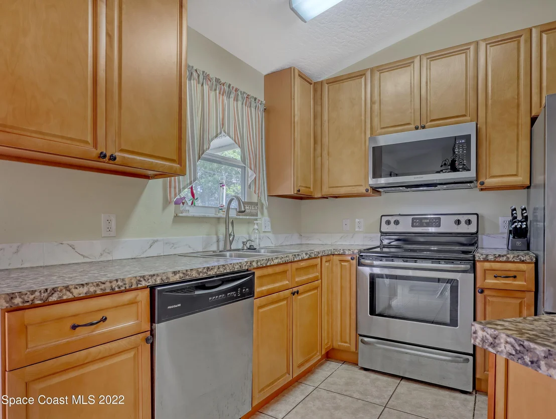 Photo of 761 Azure Avenue NE
